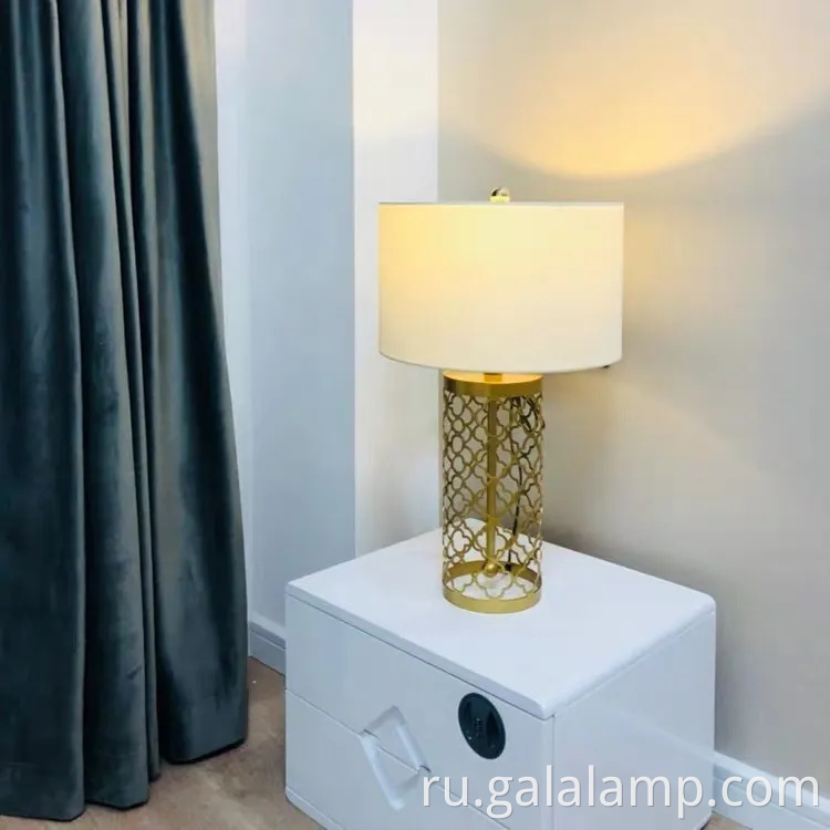 Электронная современная железная настольная лампа для элегантного домашнего освещения